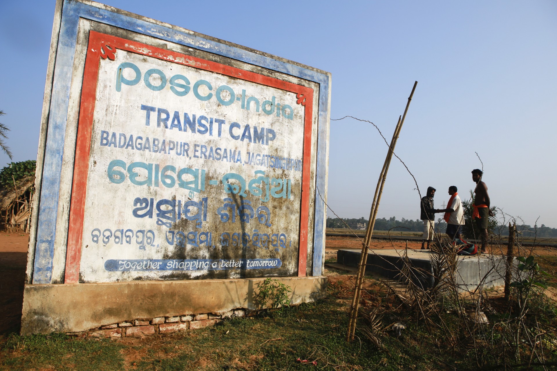 Signage for the Posco India Transit Camp, where families relocated from the site of a proposed Posco steel plant have been provided temporary shelter, stands in Badagabapur, Odisha, India, on Sunday, Jan. 19, 2014. Posco may soon start construction on a $12 billion steel complex in India first proposed in 2005 as Prime Minister Manmohan Singh speeds up the approval process for the nations biggest foreign investment. 
Foto: Prashanth Vishwanathan/Bloomberg via Getty Images