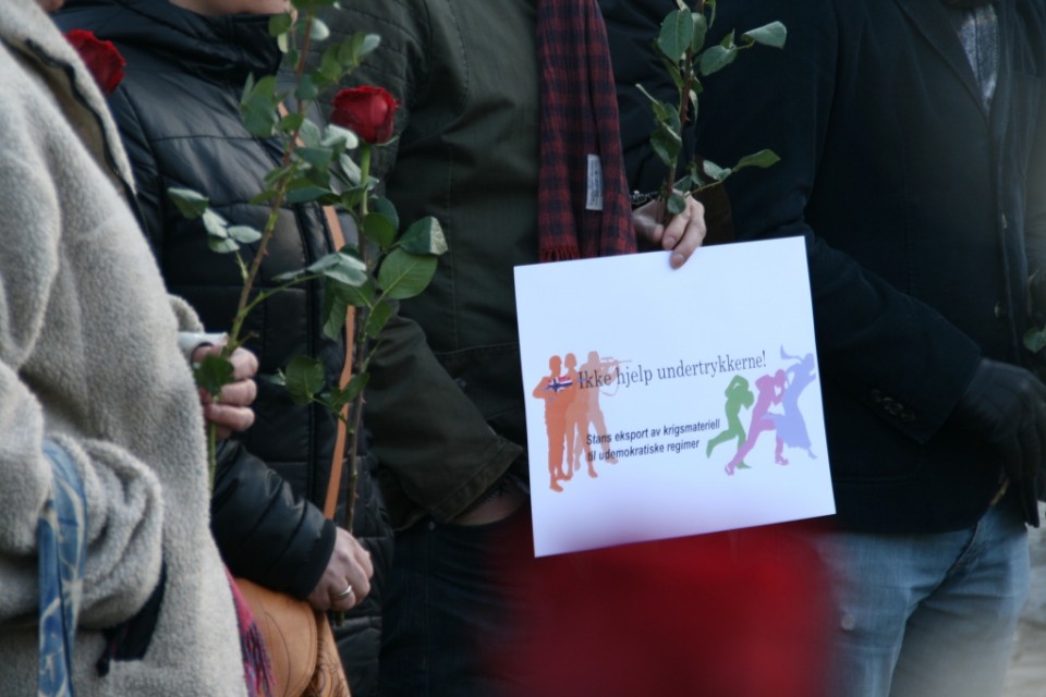 Etter appellen la ledere fra organisasjonene frem ned en rose ved en vegg med lenker. Kulissen skal symbolisere mennesker som blir fengslet, torturert og drept i de landene Norge selger militærutstyr til
